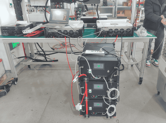 شاشة معايرة SOC وشاشة تكوين استراتيجية الشحن على عاكس Deye المتصل بنظام بطارية حامل LiFePO4 بجهد 48 فولت من RAKOUR