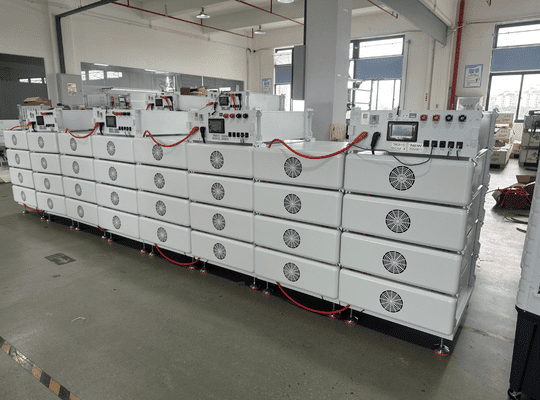 Схема высоковольтной системы хранения энергии Rakour - 51,2-вольтовый стек LiFePO4 с BMS, подключенный к гибридному инвертору высокого напряжения, солнечной фотоэлектрической батарее и сети для коммерческого хранения энергии.