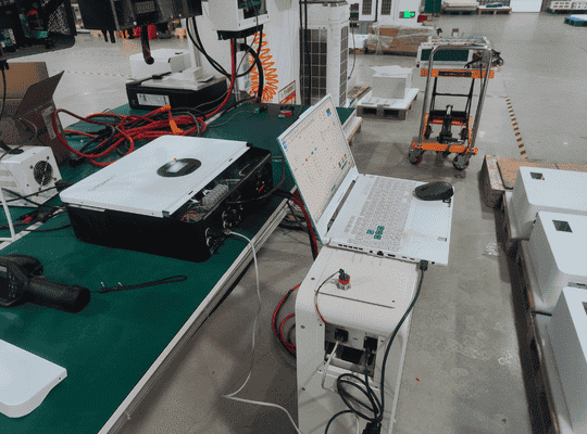 مخطط أسلاك يوضح منافذ الاتصال RS485 وناقل CAN على بطارية احتياطية مثبتة على حامل RAKOUR متصلة بمنفذ BMS1 العاكس