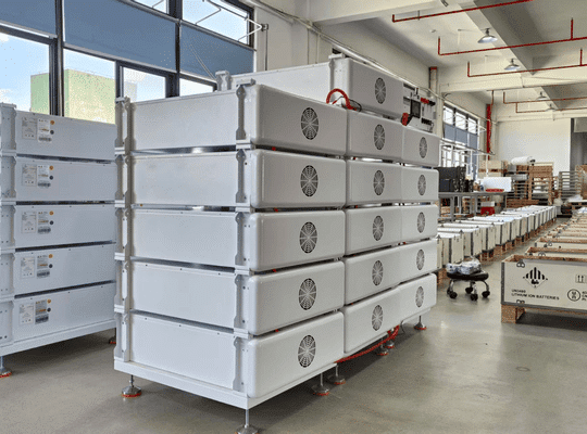 Модульная серийная архитектура аккумуляторных блоков Rakour 51,2 В LiFePO4 - штабелируемые модули, последовательно соединяемые в стойку от 185,6 В до 980 В постоянного тока для масштабируемых высоковольтных аккумуляторных систем