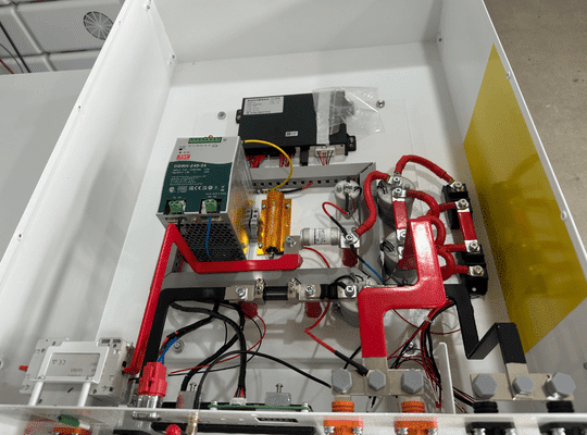 Высоковольтная батарея Rakour с CAN и RS485 портом связи, соединяющим BCU с гибридным инвертором HV BMS для мониторинга SOC и напряжения в реальном времени в привязанных к сети системах хранения батарей