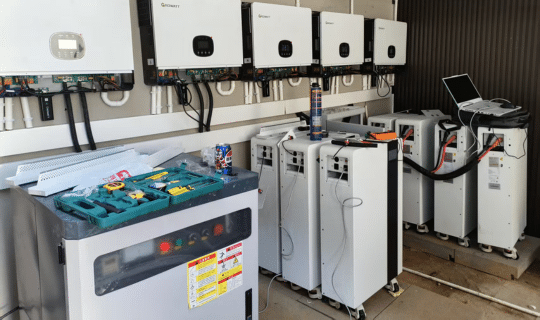 Система домашних аккумуляторов Rakour LV Series 51,2 В LiFePO4, включая стоечные и настенные модели от 5,12 кВт-ч до 16 кВт-ч, предназначена для хранения энергии в жилых домах и автономных солнечных сетях