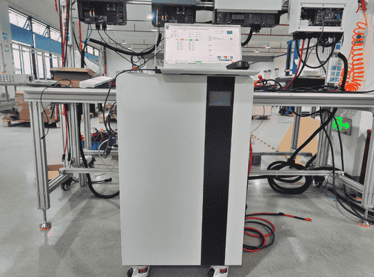 الرسم التخطيطي الفني لبنية اقتران التيار المستمر لبطارية حامل الخادم RAKOUR التي تربط حزمة LiFePO4 بجهد 48 فولت بعاكس الطاقة الشمسية الهجين